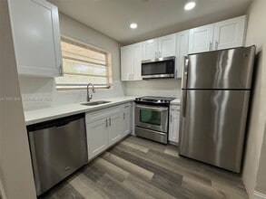 3033 NW 43rd Ave in Lauderdale Lakes, FL - Foto de edificio - Building Photo