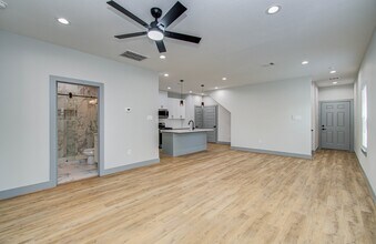 835 S Victory Dr in Houston, TX - Building Photo - Building Photo