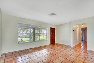 8336 SE Palm St in Hobe Sound, FL - Building Photo - Building Photo