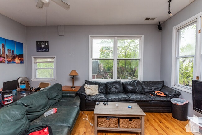 2057 W Roscoe St, Unit 3 in Chicago, IL - Foto de edificio - Building Photo