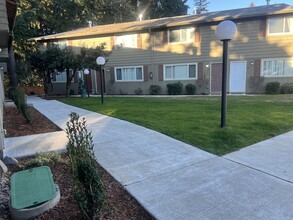 Westview Townhomes in Milwaukie, OR - Building Photo - Building Photo