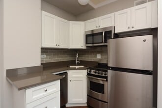 818 W Lakeside Pl, Unit A00C in Chicago, IL - Foto de edificio - Building Photo
