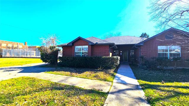 901 W Congress St in Denton, TX - Building Photo