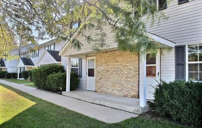 425 E Monroe Ave in Hartford, WI - Building Photo - Building Photo