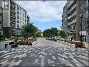 275-G275 Larch St in Waterloo, ON - Building Photo - Building Photo