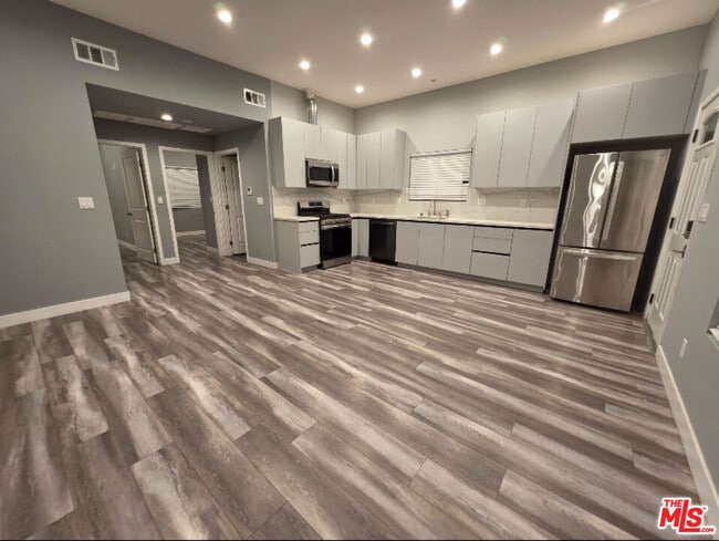 1418 Hewitt St in San Fernando, CA - Building Photo - Building Photo
