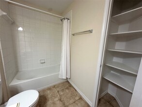 18922 Wellock Ln in Tomball, TX - Foto de edificio - Building Photo