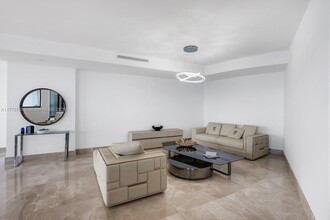 18555 Collins Ave in Sunny Isles Beach, FL - Building Photo - Building Photo