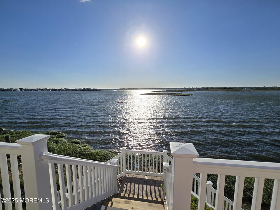 100 Seaview Ave in Monmouth Beach, NJ - Building Photo