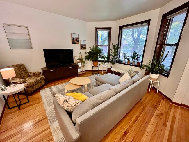 906 N Oakley Blvd, Unit #1 in Chicago, IL - Building Photo - Building Photo