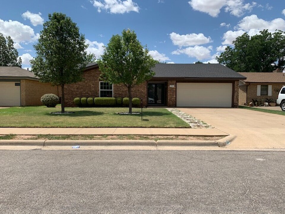 4911 57th St in Lubbock, TX - Building Photo