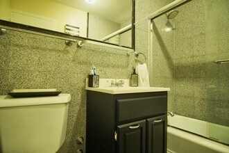 6301 N Sheridan Rd, Unit 23N in Chicago, IL - Building Photo - Building Photo