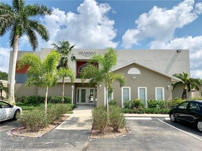 132 Santa Clara Dr in Naples, FL - Foto de edificio - Building Photo