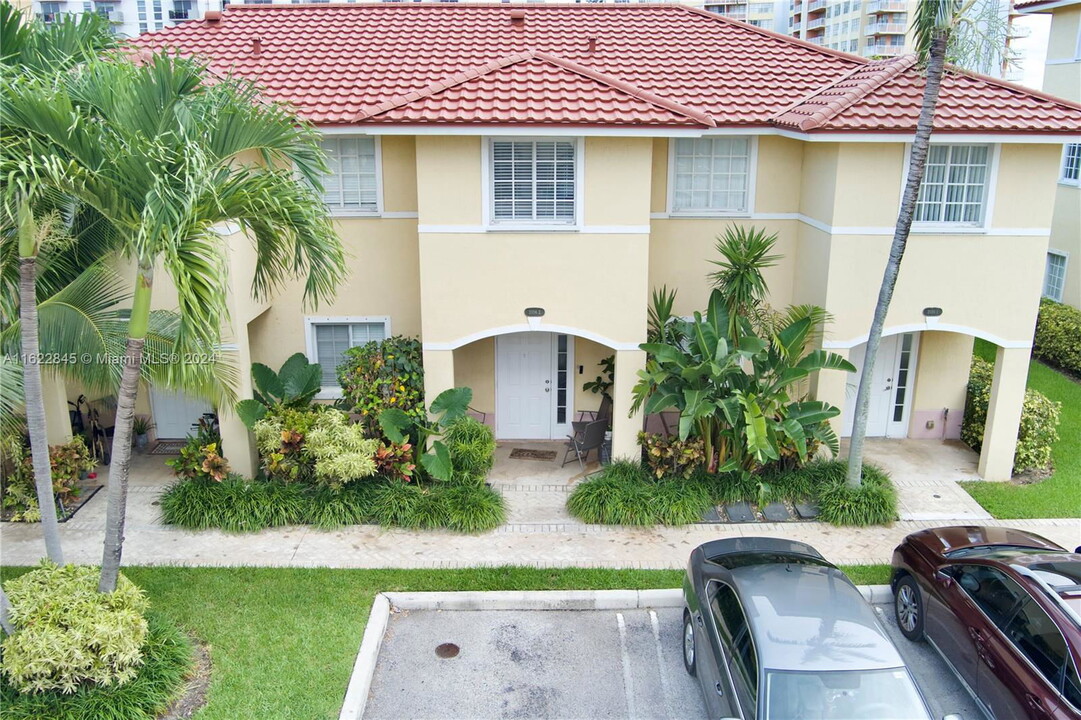 2056 NE 167th St in North Miami Beach, FL - Building Photo