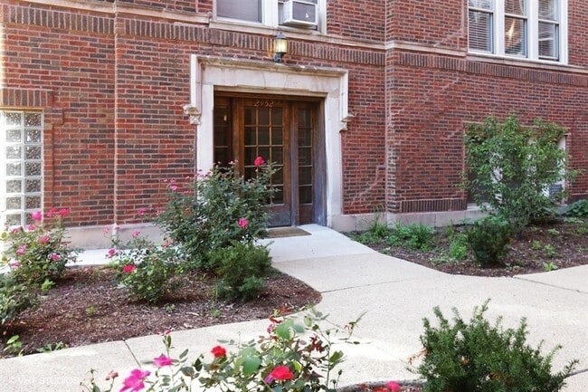 2448 W Addison St in Chicago, IL - Building Photo - Building Photo