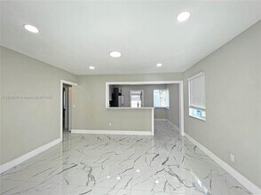 6938 NW 6th Ave, Unit Front in Miami, FL - Building Photo - Building Photo