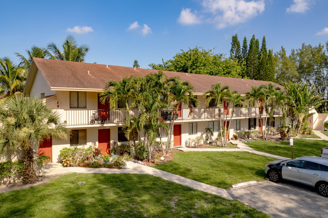 Lakeview Gardens Condominiums in Lake Worth, FL - Building Photo