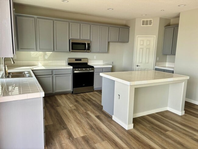 14661 Bison Ln in Fontana, CA - Building Photo - Building Photo