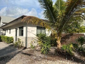 207 SE 10th Ter, Unit 4 in Fort Lauderdale, FL - Building Photo