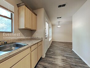 320 Ezekial Ave in Dallas, TX - Foto de edificio - Building Photo