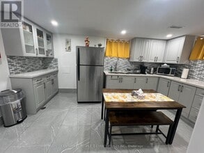 11 Queen St S in Mississauga, ON - Building Photo - Building Photo