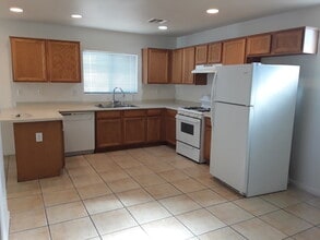 5195 Shreve Ave in Las Vegas, NV - Foto de edificio - Building Photo