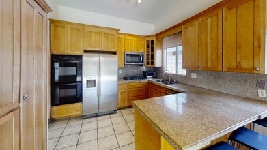 5561 Baja Dr in San Diego, CA - Building Photo - Building Photo