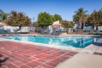 Evria Claremont Apartments in Claremont, CA - Foto de edificio - Building Photo