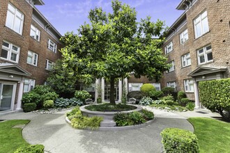 Carolina Court Apartment Homes in Seattle, WA - Foto de edificio - Building Photo