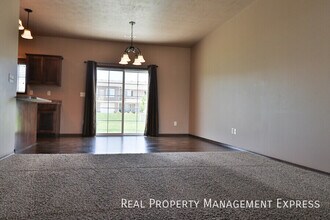 Beautiful 2 Story Townhome with Loads of A in Sioux Falls, SD - Building Photo - Building Photo