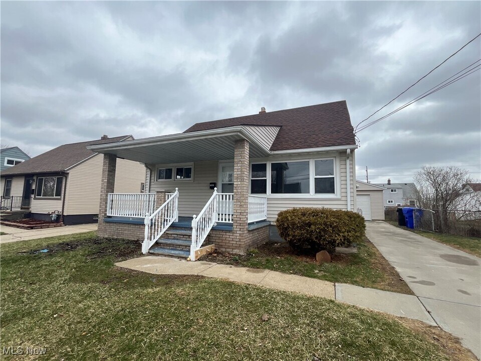 15692 Muskingum Blvd in Brook Park, OH - Building Photo