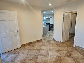 1042 Hollister St, Unit 2 in San Fernando, CA - Foto de edificio - Building Photo