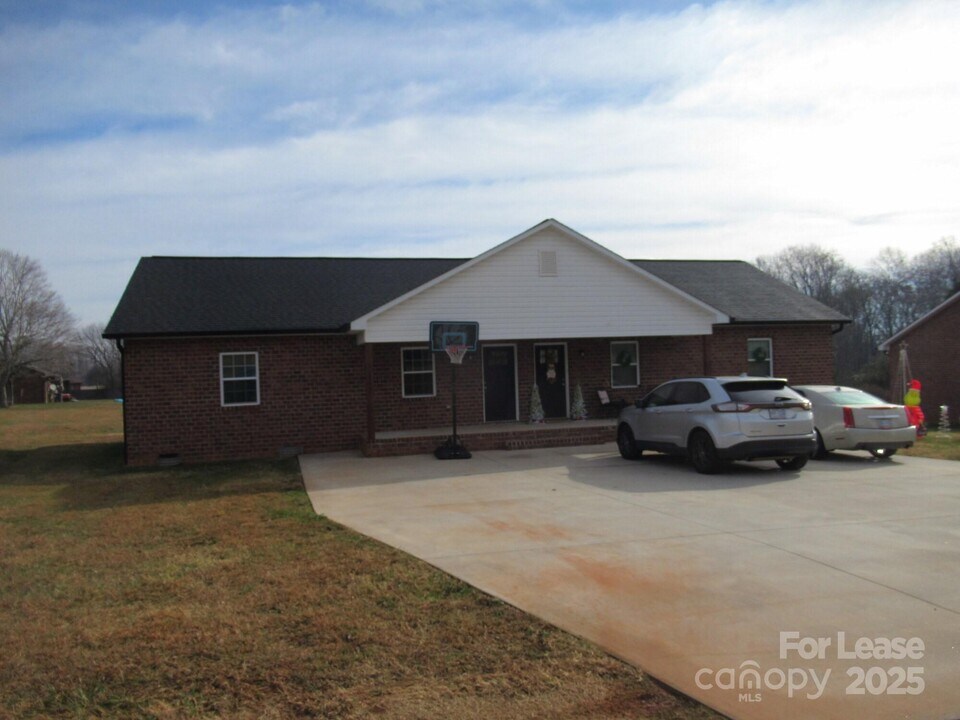 143 Glen-Gar Dr in Lincolnton, NC - Foto de edificio