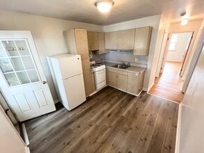 34 High St, Unit 2 in Wallingford, CT - Foto de edificio - Building Photo