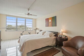 1680 NE 191st St in Miami, FL - Foto de edificio - Building Photo