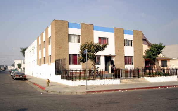 1327 Magnolia Ave in Los Angeles, CA - Building Photo