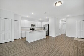 301 SE Crossoak Ln in Port St. Lucie, FL - Building Photo - Building Photo