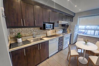 710 Spadina Ave. in Toronto, ON - Building Photo - Building Photo