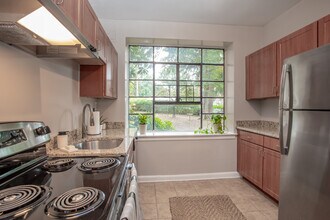 Cameron Court Apartments in Raleigh, NC - Building Photo - Interior Photo