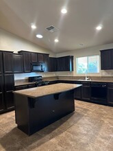 9519 Midnight Creek Way in Bakersfield, CA - Building Photo - Building Photo