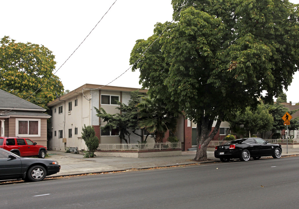 560 S 10th St in San Jose, CA - Building Photo