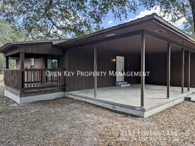 2152 Lovers Ln in Grand Ridge, FL - Building Photo