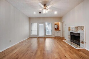 500 Norwood Pl, Unit 9 in Arlington, TX - Building Photo