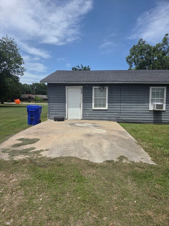 503a West St in Yoakum, TX - Building Photo