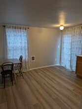 251 NW Connell Ave in Hillsboro, OR - Foto de edificio - Building Photo