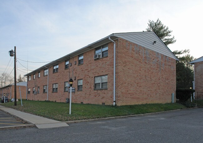 Hamilton Court Apartments in Somerdale, NJ - Foto de edificio - Building Photo