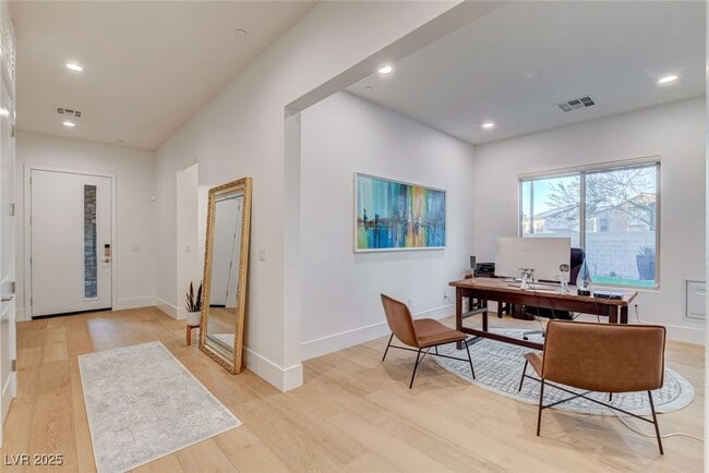 property at 2560 Bridle Oaks Ct