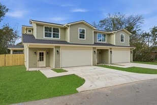 802 S Newsom St in Mineola, TX - Building Photo