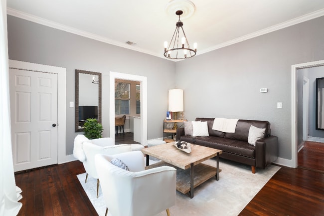 1002 W Mulberry Ave in San Antonio, TX - Foto de edificio - Building Photo