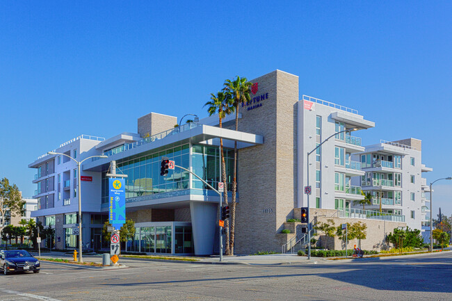 Neptune Marina in Marina Del Rey, CA - Foto de edificio - Building Photo